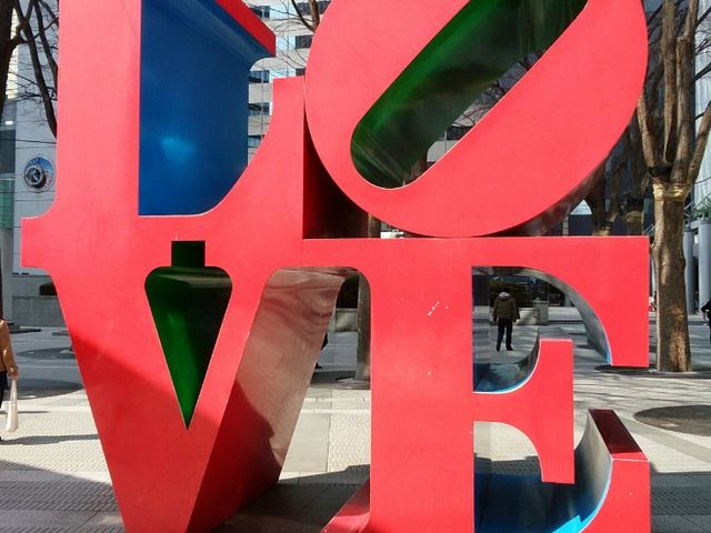 「LOVE」のオブジェ_新宿アイランドタワー