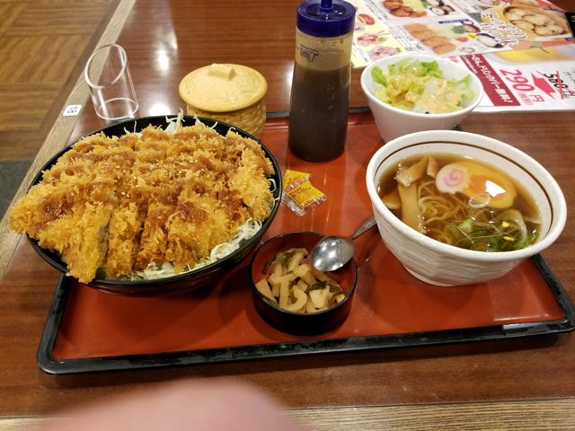 ソースチキンカツ丼(大盛り)とミニラーメンのセット_まるまつ釜石店