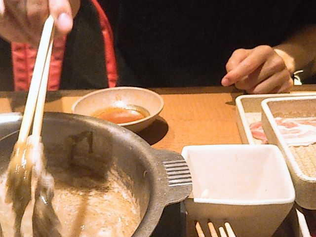 二人がけのテーブル席でしゃぶしゃぶ_しゃぶしゃぶ温野菜 八丁堀店