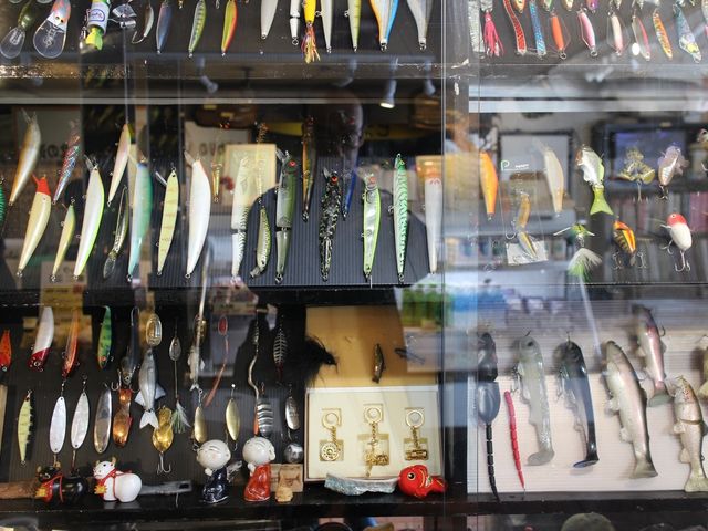 店内飾り棚にルアー(店主の趣味?)_ジュンドッグ