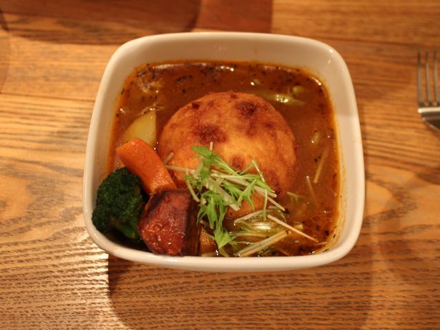 チーズ入りライスコロッケのスープカレー_スープカリー OASIS
