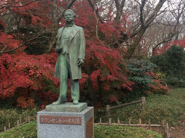 バックの紅葉が映えます_タウンゼントハリスの銅像