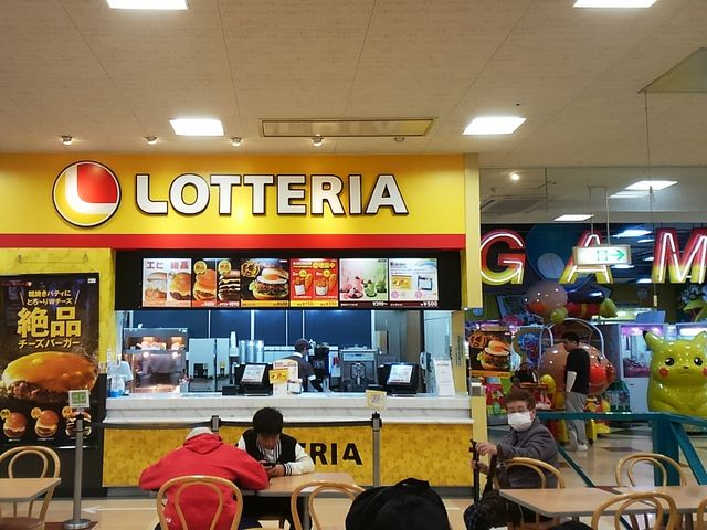 ゲームセンターの隣にあります。_ロッテリアアピタ伊賀上野店