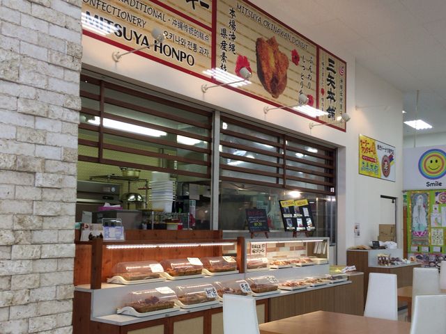 ショッピングセンターの一角_琉球銘菓 三矢本舗 うるまシティプラザ店