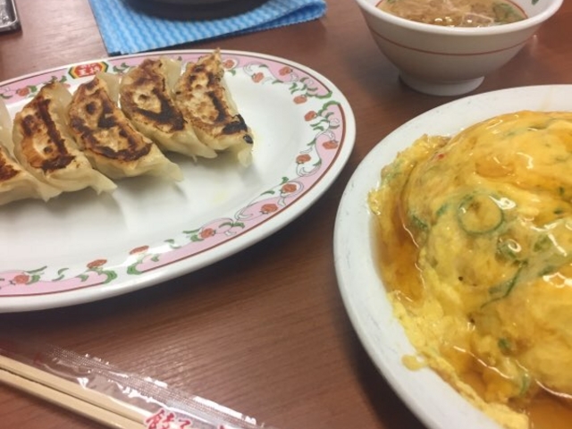 天津飯と餃子です。_餃子の王将 八丁堀アサヒビール館店