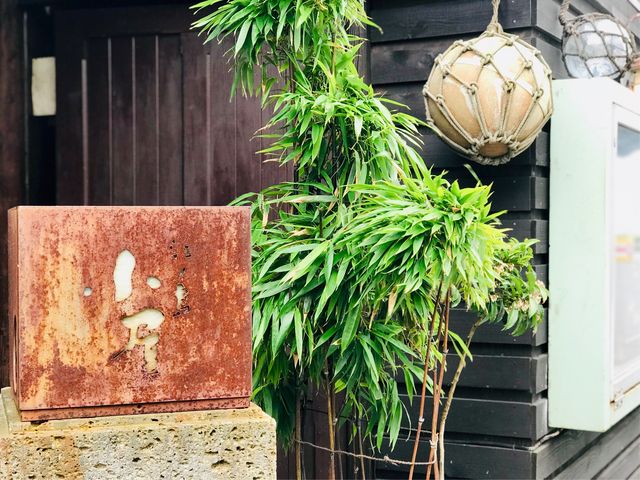 【江ノ島小屋】入り口、潮で錆びた風がいい感じ_江ノ島小屋