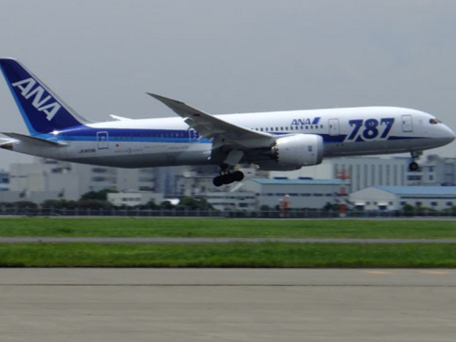 JALの格納庫からANAの787の着陸が見れた。_JAL 工場見学 Sky Museum