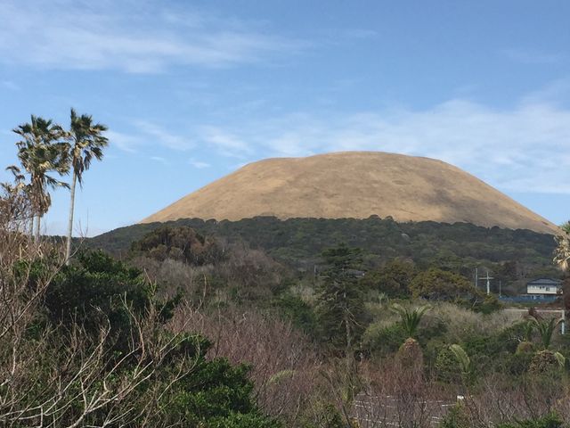 この山だけ他の山と色が違います_鬼岳