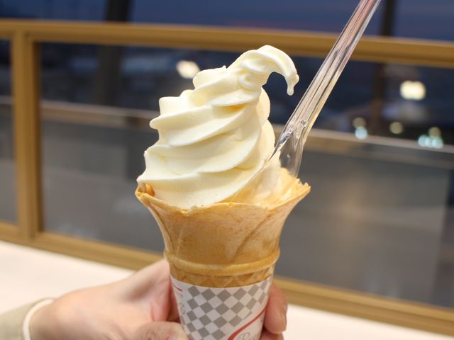 ソフトクリーム_ブルースカイ 国際出発売店