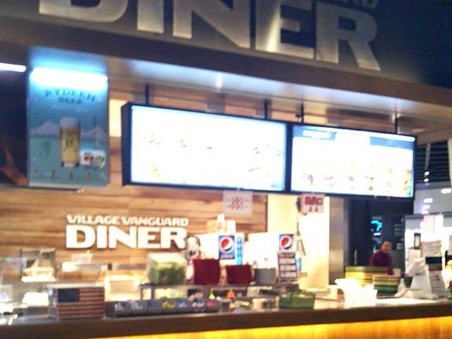 『Village Vanguard DINER イオンモール幕張新都心店』。_Village Vanguard DINER イオンモール幕張新都心店