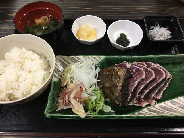 鰹タタキ定食にしました。1500円。_土佐タタキ道場