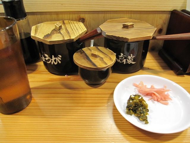 ラーメンが来るまで高菜を食べて待ちます_博多一幸舎・博多デイトス店