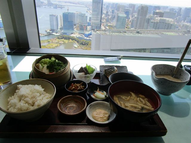 眼下に湾岸エリアが広がる_ダイナミックキッチン&バー 響 カレッタ汐留店