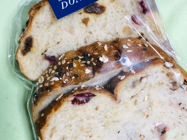 ハード系のパンは食事にぴったり_ドンク 三宮本店