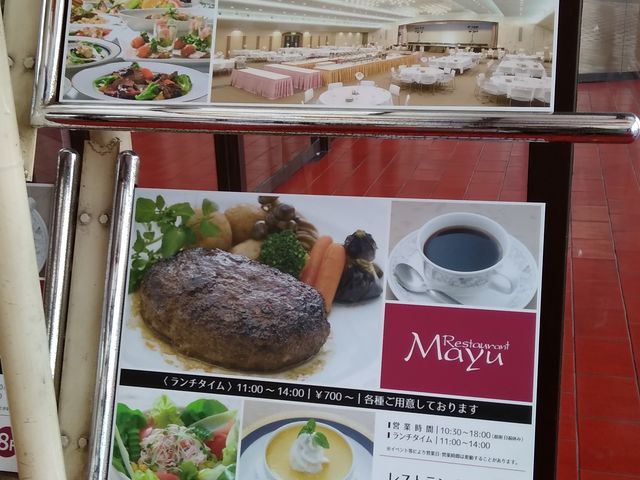 一階ビル入口のお店の看板_レストラン・まゆ