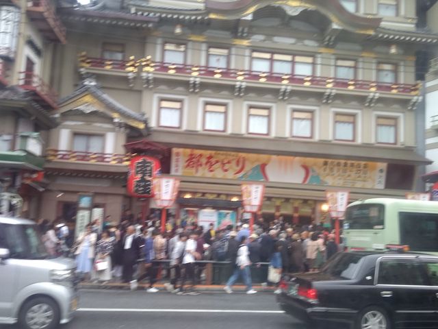 和風の立派な劇場です。_南座