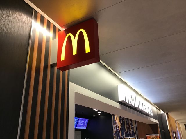 店舗_マクドナルド成田空港第一中央ゲートエリア店