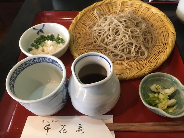 殿方のざる蕎麦食べ比べ(辛味大根おろし)1枚目_手打そば千花庵