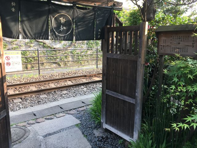 お店は線路脇にあります_無心庵
