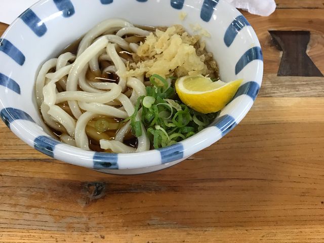 冷やしのぶっかけうどんです。シンプルですが出汁の加減もよかったです。ご馳走さまでした。_こんぴらうどん