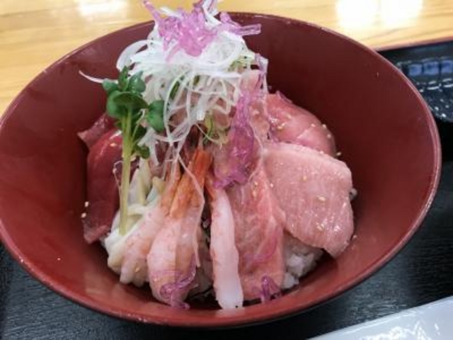 海鮮みんな丼_みなと市場 小松鮪専門店