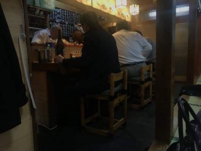 カウンターもいっぱい_玉井寿し