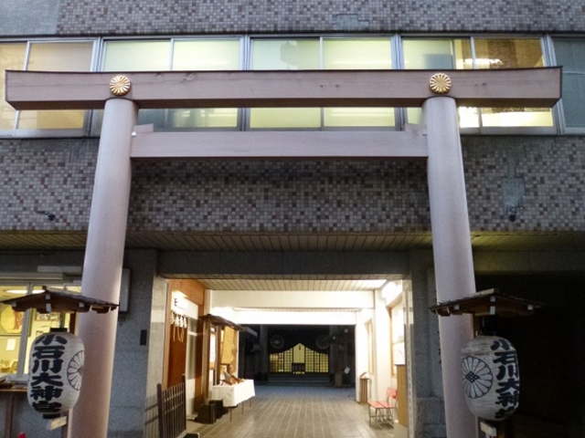 ビルと鳥居が一体に_小石川大神宮