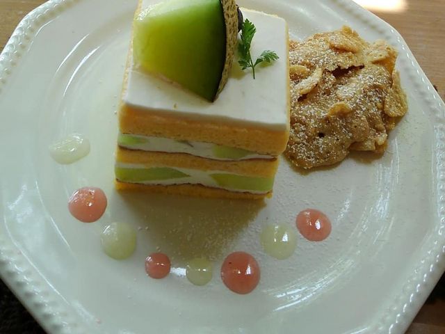 メロンケーキにコンフレーククッキー付いている_La Douce Vie