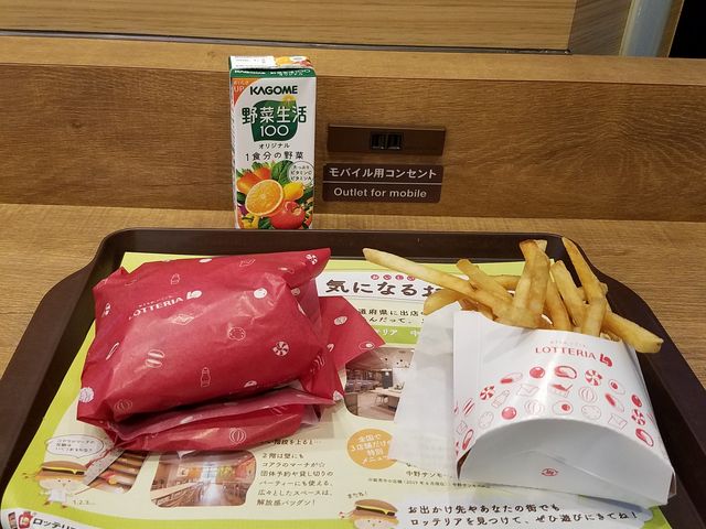 充電席もあります。_ロッテリア葛西駅店