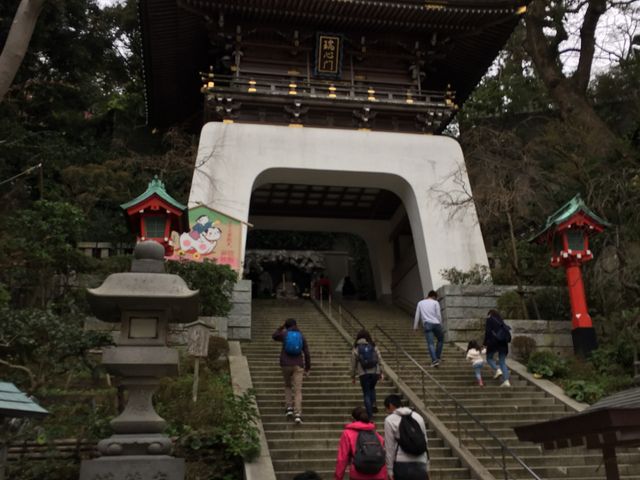 写真は瑞心門。瑞心門をくぐらずに左手に行くと江ノ島エスカー乗り場があります。_江ノ島