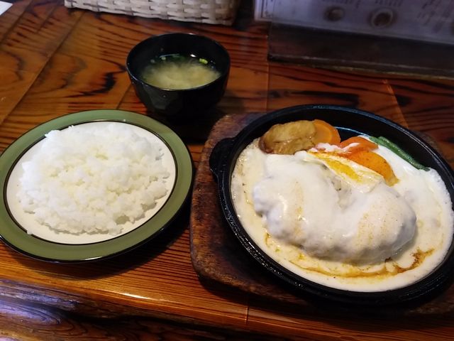 チーズハンバーグホワイトソース 定食_えんとつ