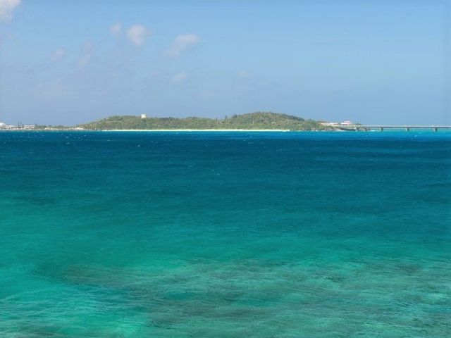 海のブルーが抜群に鮮やか_西平安名崎