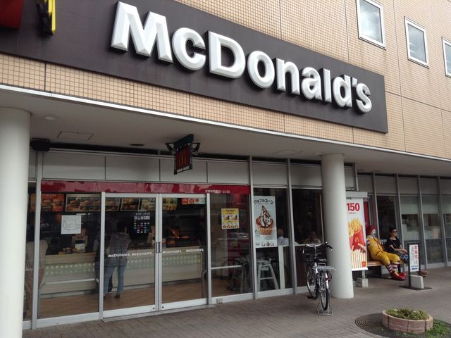 ドナルドと座れる_マクドナルド西大井駅前店