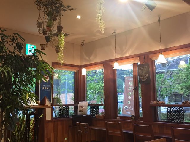 カフェはアンティーク家具もあって落ち着いた印象。_ナチュラル 人吉店