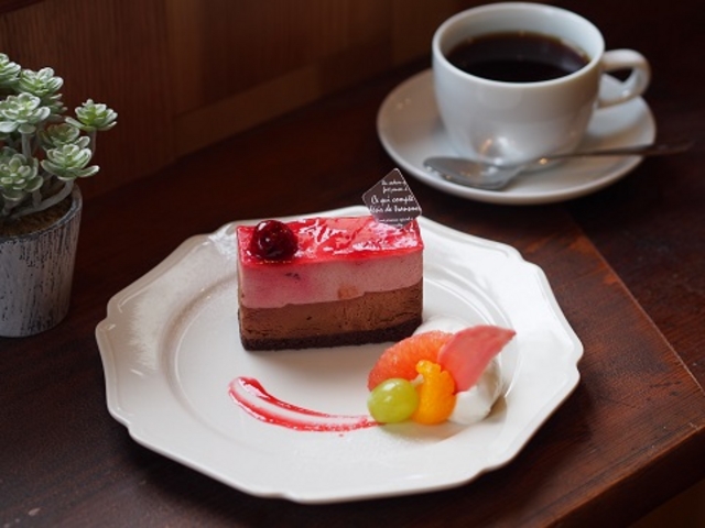 ショーケースから選んでケーキセット。コーヒーはこだわりのハンドドリップ_ナチュラル 人吉店