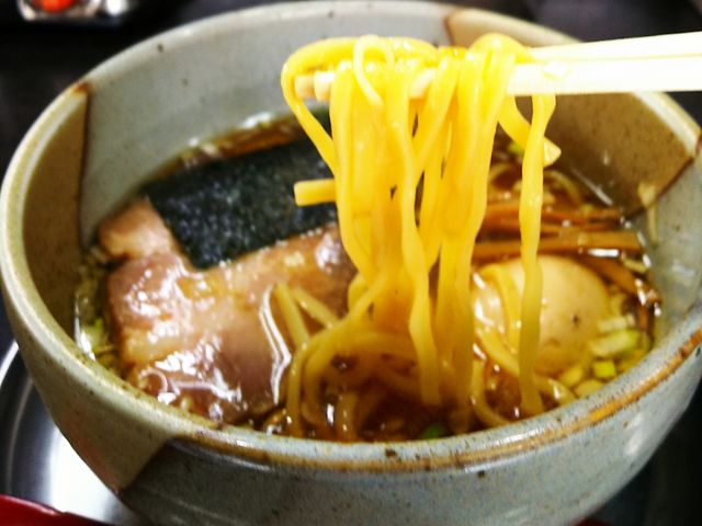特製醤油ラーメンの麺持ち上げ(麺リフト)_麺屋 番
