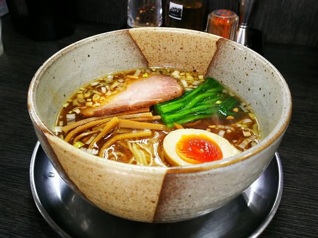 しいラーメン。美味しそうなラーメンと言えば、番。Japanese shoyu ramen._麺屋 番
