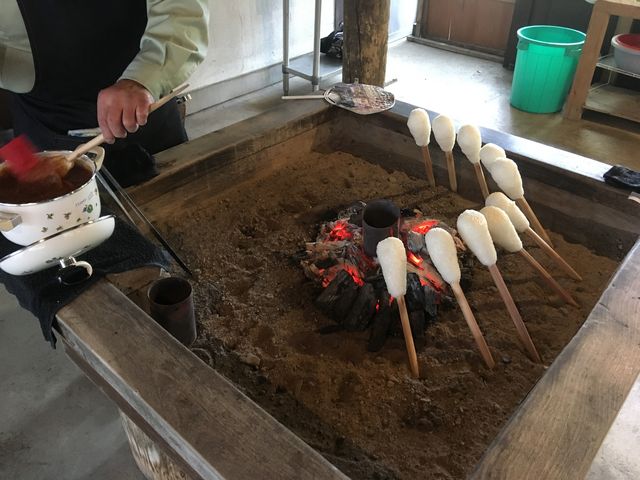 外の囲炉裏で注文を受けてから焼いてくれます。_味噌タンポ