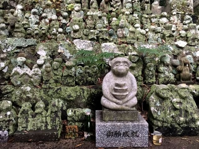 奉納された石猿像たくさん_男嶽神社