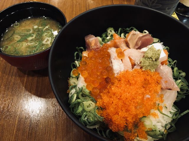 イクラがおいしい海鮮丼_三宮高架下酒場 茶々