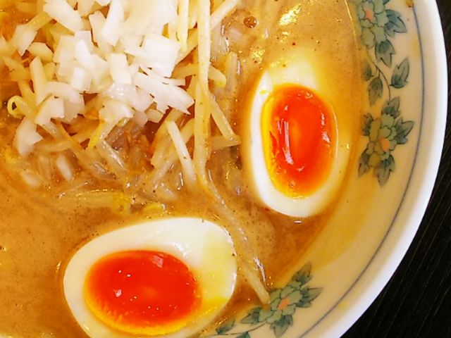煮たまご入りの味噌ラーメン_味噌らーめんと中華てつまる