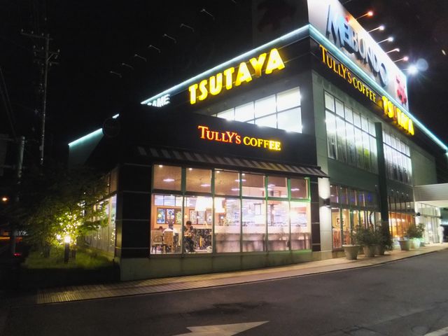 店舗外観:本屋さんの一部という感じ。_タリーズコーヒー高岡射水店