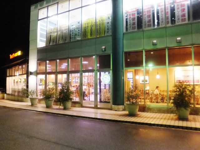 右側が喫煙者用で、左側が禁煙スペース。_タリーズコーヒー高岡射水店