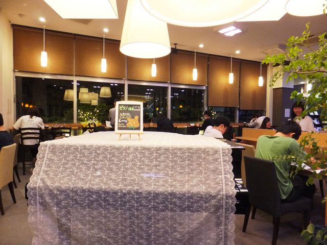グランドピアノも置いてあります。_タリーズコーヒー高岡射水店