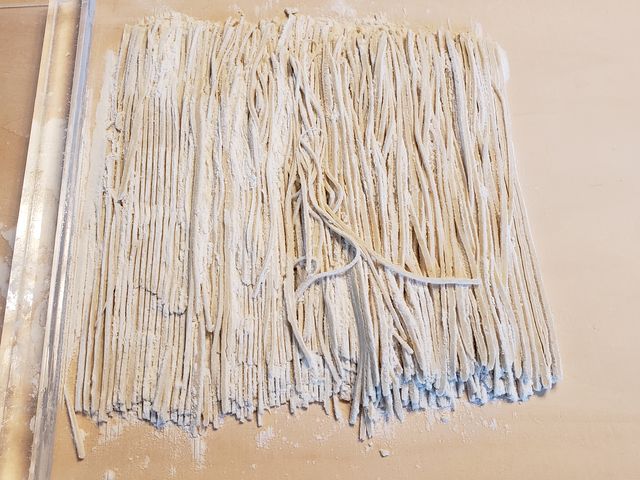 自ら打ったお蕎麦を切り終えた写真、初めてにしてはまぁまぁの出来かしら(笑)_おだわらそばくらぶ