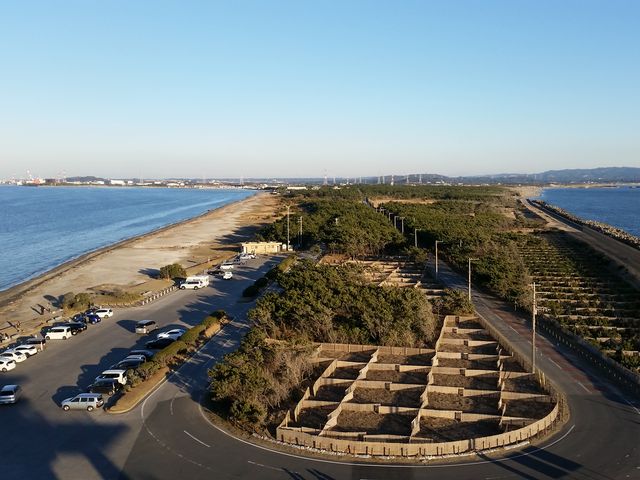 展望台から東方向の眺め。右が南側海水浴場左が北側の海岸です。
_富津海水浴場
