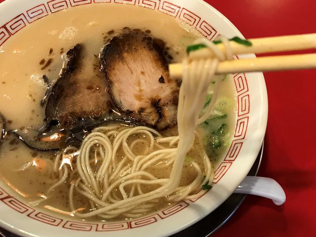 小麦香る細麺と優しい味の豚骨スープが心地よい。_ラーメン赤組