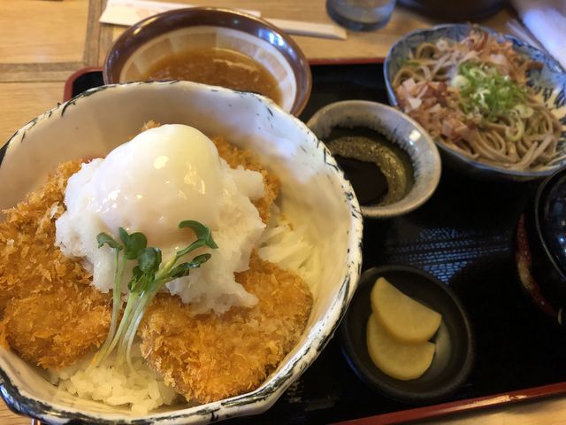 しょうゆカツ丼は、おろし温玉乗せです。_そば処梅林