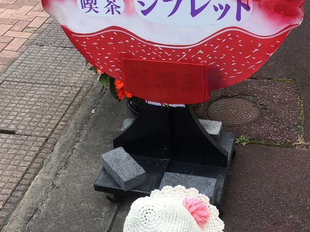 お店は奥手にあるので通りに看板が。_シブレット