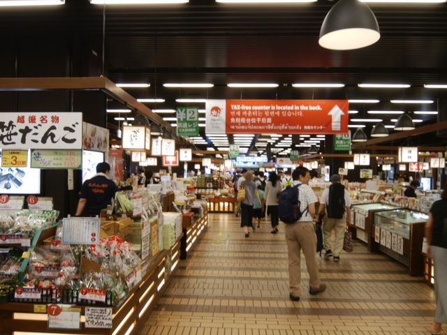 華やかな駅ビル内のショッピング街です。_越後十日町 小嶋屋 越後湯沢店
